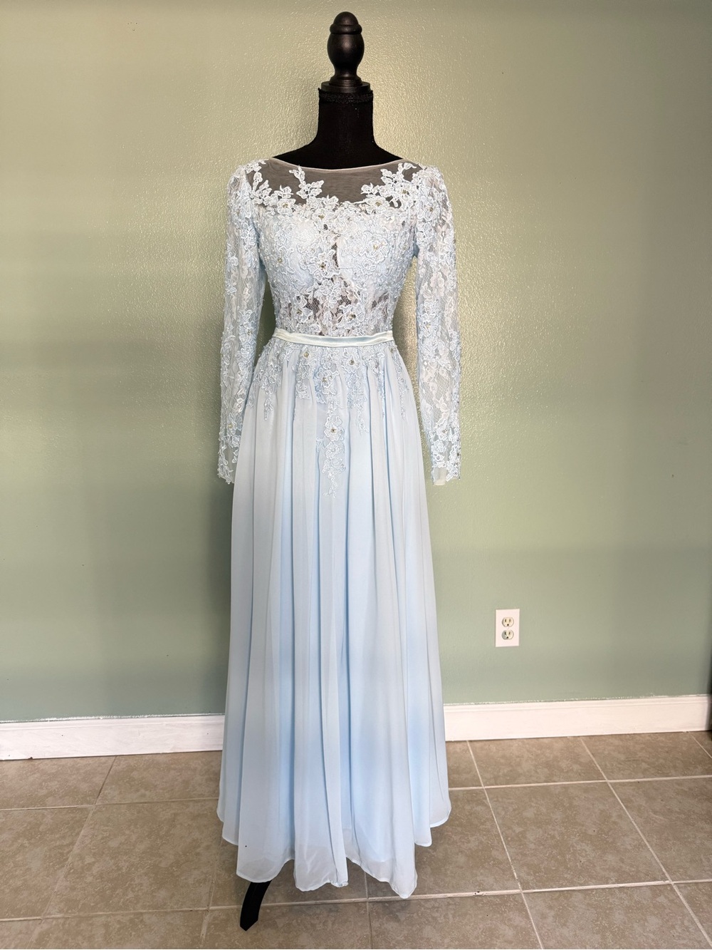 Elegant Light Blue Lace Long-Sleeve Evening Dress